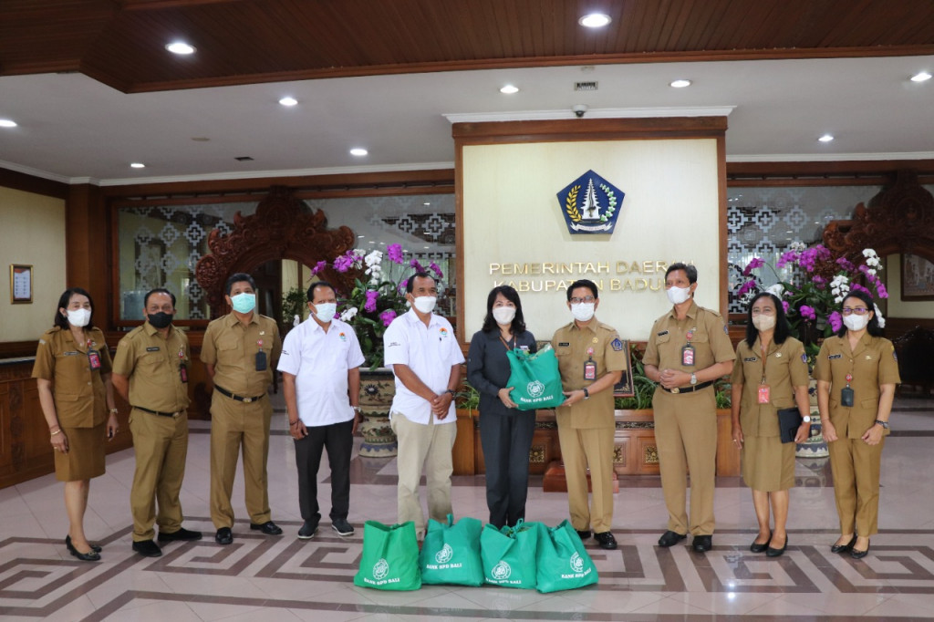 Sekda Adi Arnawa Terima CSR Dari BPD Bali